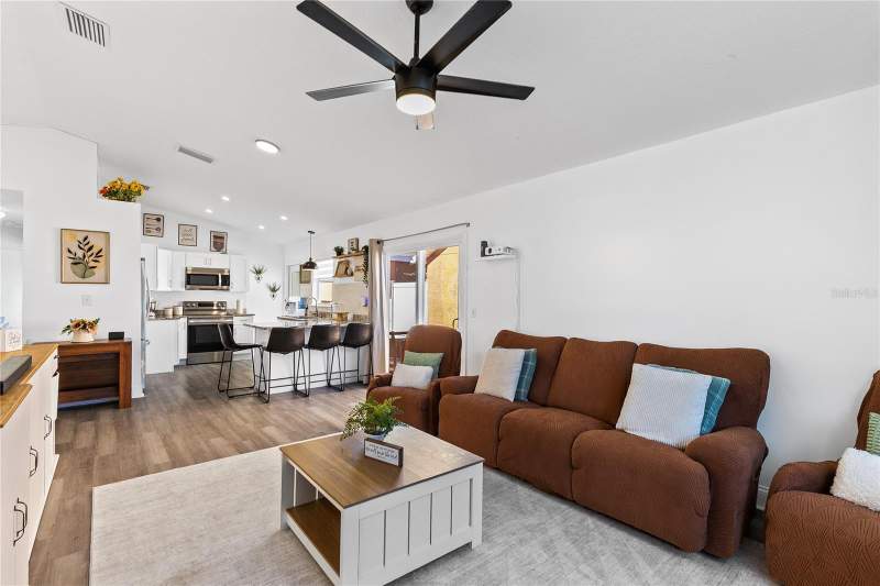 3 bedroom Single Family Residence at 421 Horizon Drive, Seasons The, Winter Springs — photo 4