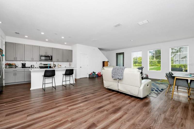 3 bedroom Townhouse at 812 Benoi Drive, Festival Ph 3, Davenport — photo 2