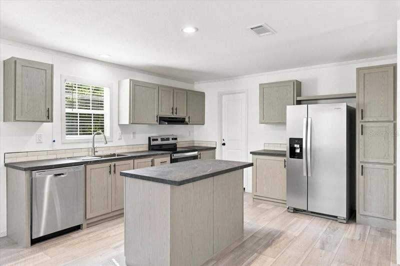 3 bedroom Manufactured Home at 39148 Orient Avenue, Zephyrhills Colony Co, Zephyrhills — photo 3