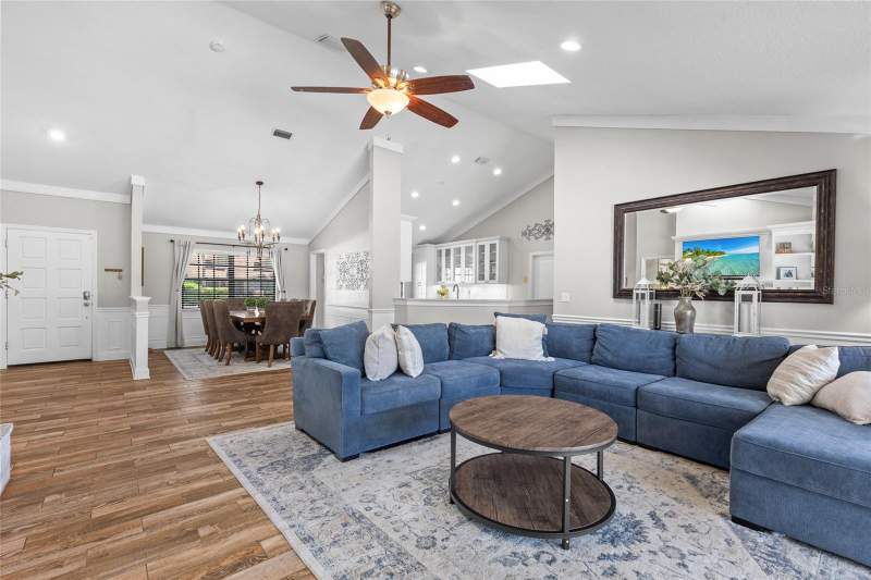 4 bedroom Single Family Residence at 807 Riverbend Boulevard, Sweetwater Oaks Sec 18, Longwood — photo 4