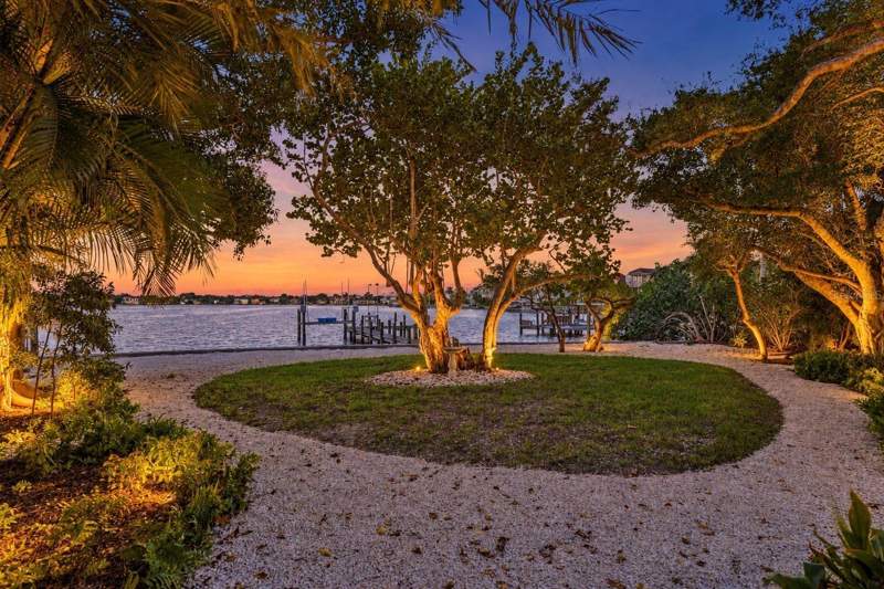 5 bedroom Single Family Residence at 7535 Midnight Pass Road, Sub Of US Lt 7 Of 20-37-18, Sarasota — photo 2