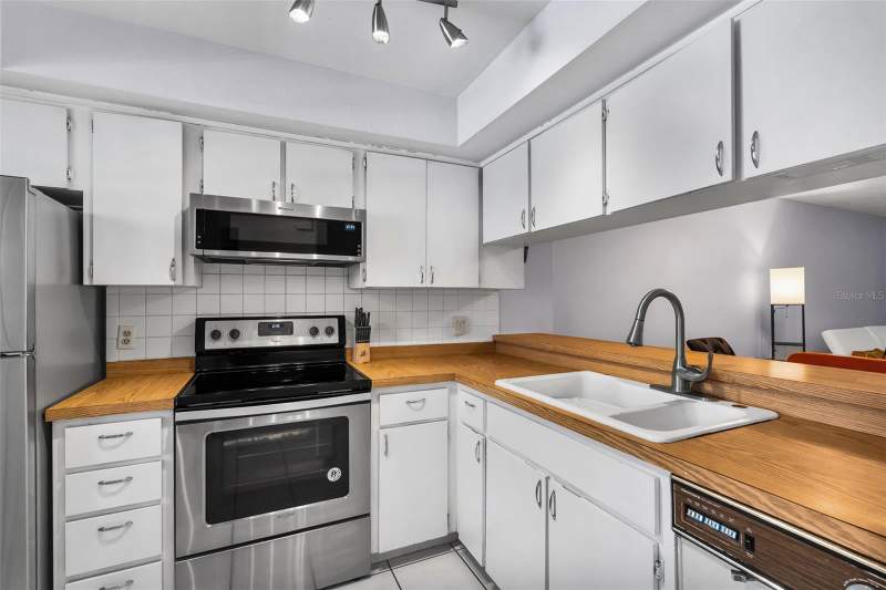 2 bedroom Villa at 2008 Sunset Grove Lane, Villas Of Sunset Grove, Clearwater — photo 4