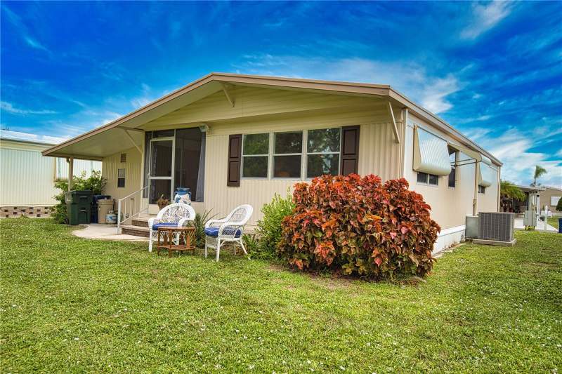 2 bedroom Manufactured Home at 236 N Fiji Circle, Polynesian Village, Englewood — photo 3