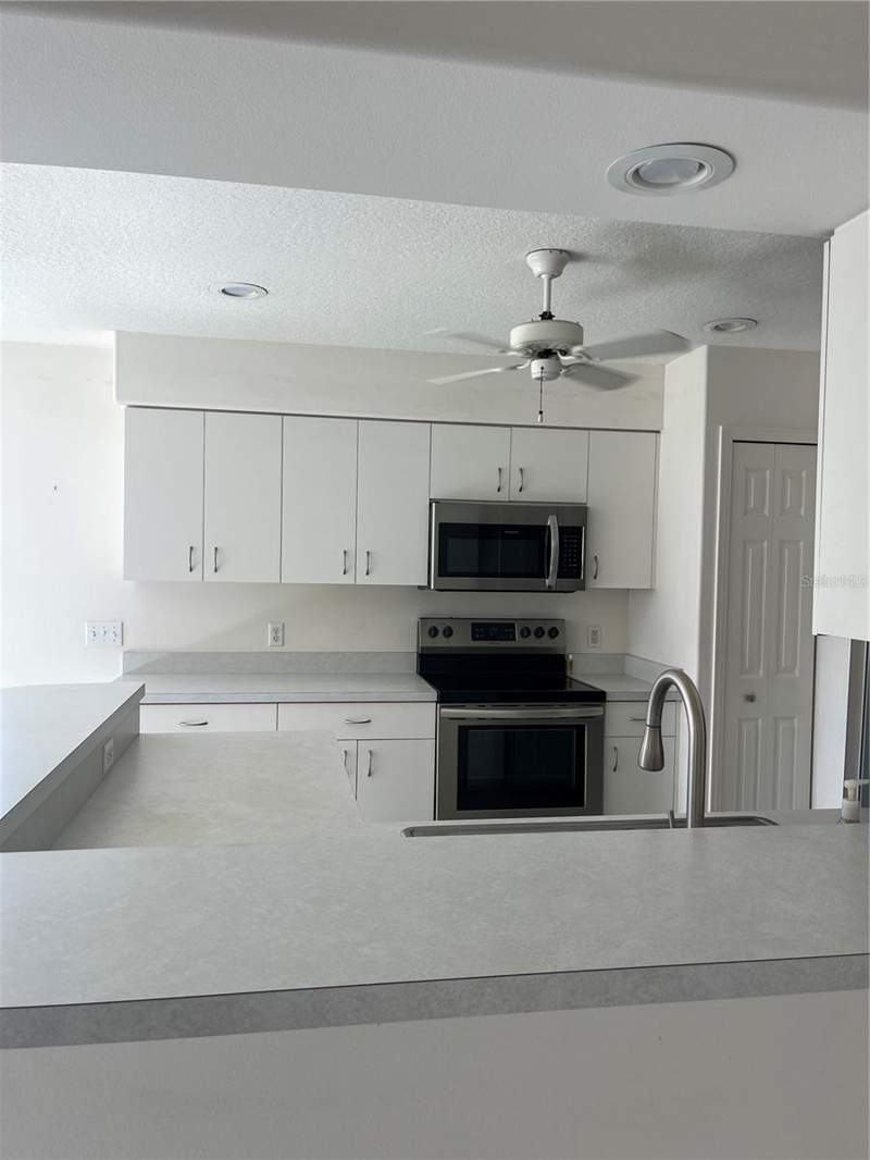 3 bedroom Single Family Residence at 1551 Royal Road, South Venice, Venice — photo 3
