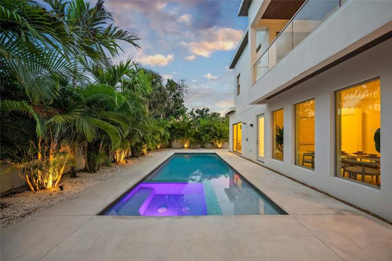 6 bedroom Single Family Residence at 2532 Fruit Tree Drive, South Gate, Sarasota — photo 3