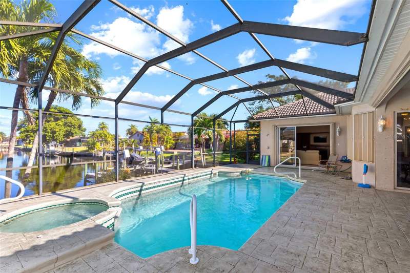 4 bedroom Single Family Residence at 1935 SE 26th Street, Cape Coral, Cape Coral — photo 2