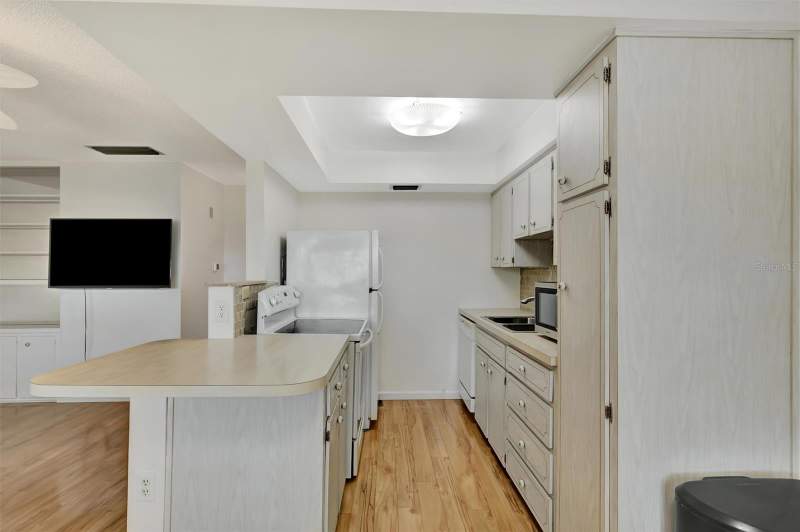 1 bedroom Condominium at 650 PINELLAS POINT DRIVE ##205, VELVET CLOAKE CONDO, ST PETERSBURG — photo 4