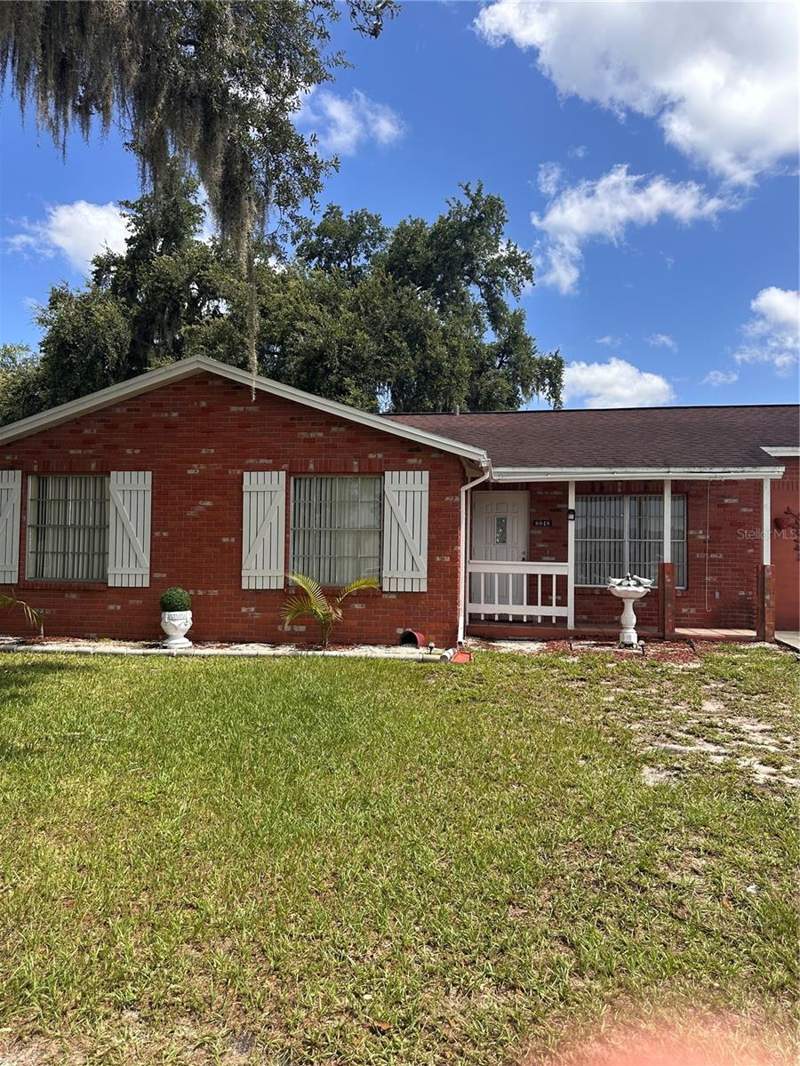 4 bedroom Single Family Residence at 8848 Oak Circle, Townn Country Park Unit 54, Tampa — photo 2