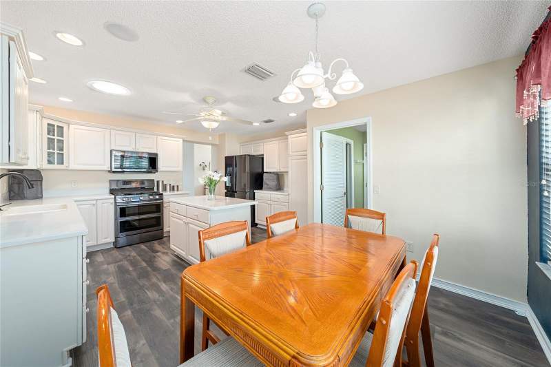 3 bedroom Single Family Residence at 1529 Straton Way, Villages Of Sumter, The Villages — photo 4