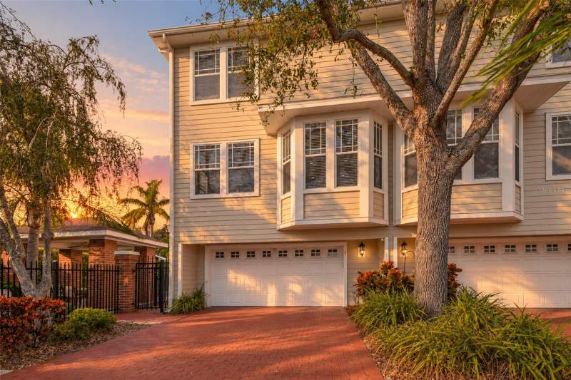 3 bedroom Townhouse at 3315 W De Leon Street #1, Southgate Twnhms, Tampa — photo 3