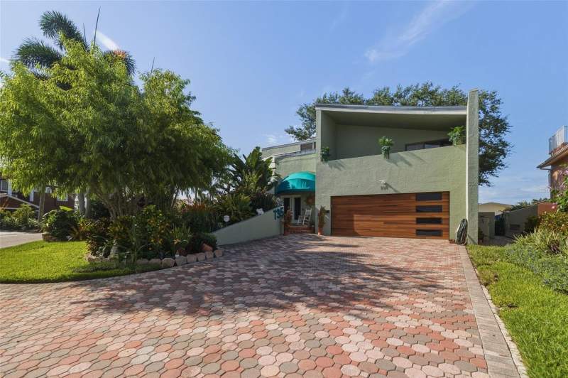 735 79TH CIRCLE home for sale in South Cswy Isle