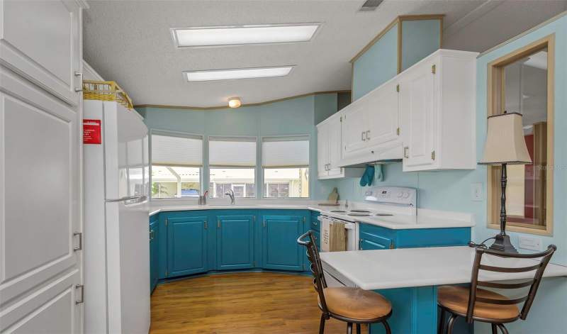2 bedroom Manufactured Home at 106 Thatch Palm Street, Palm Hill Mobile Home Park Unrec, Largo — photo 2