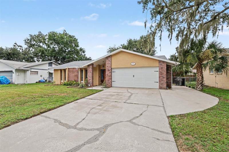 3 bedroom Single Family Residence at 819 CROSSWINDS DRIVE, SOUTHWOOD HILLS UNIT 14, BRANDON — photo 2
