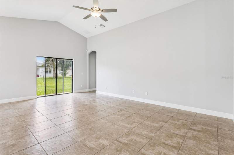 4 bedroom Single Family Residence at 1144 Cambourne Dr, Poinciana Village 2 Nbhd 1, Kissimmee — photo 4