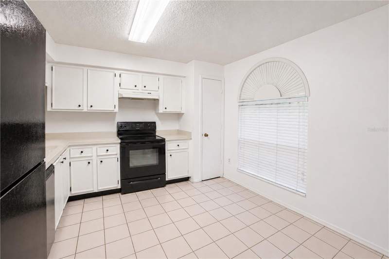 3 bedroom Townhouse at 602 Saint Henry Drive, Kingss Court Twnhms, Brandon — photo 5