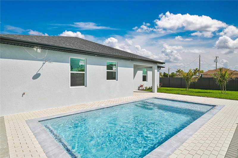3 bedroom Single Family Residence at 1326 NE 7th Place, Cape Coral, Cape Coral — photo 2