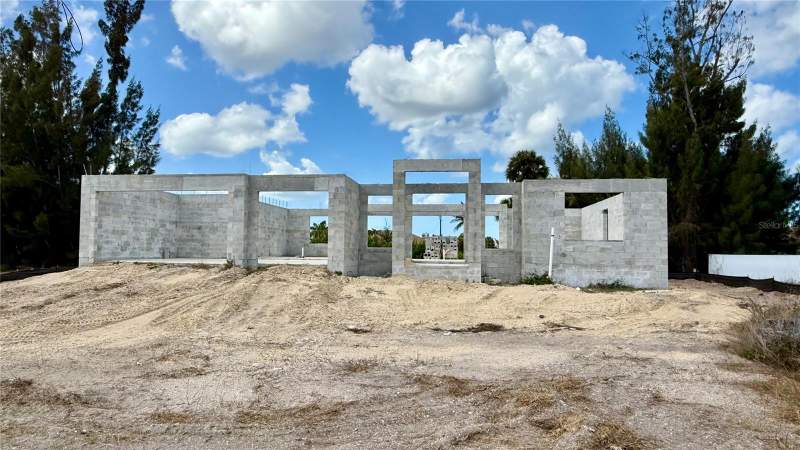 4 bedroom Single Family Residence at 2310 NW 35th Place, Cape Coral, Cape Coral — photo 2