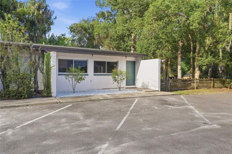 2 bedroom Condominium at 747 SE 2nd Place #10, Azalea Park, Gainesville — photo 2
