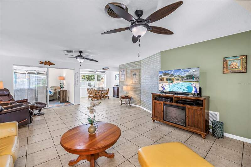 2 bedroom Single Family Residence at 1350 Woodcrest Avenue, Emerald Hill Ests, Clearwater — photo 5