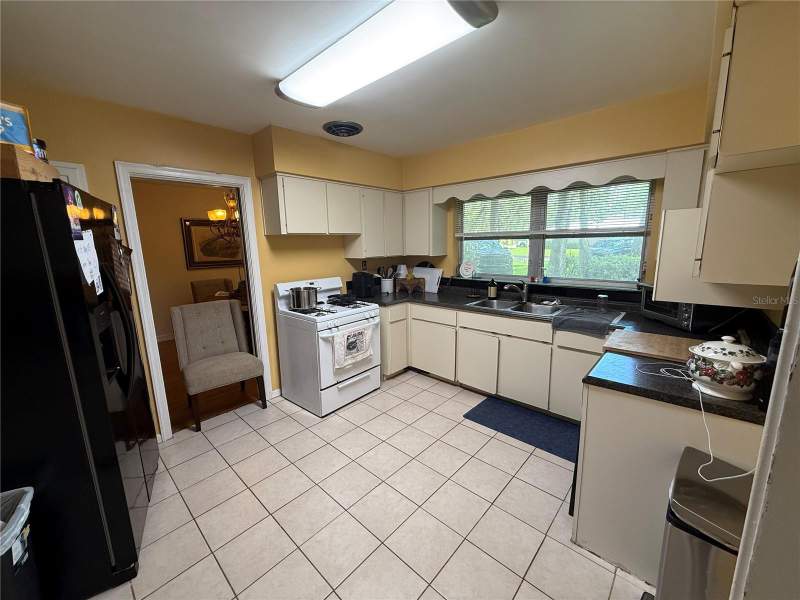4 bedroom Single Family Residence at 100 NW 32nd Street, Gainesville, Gainesville — photo 2