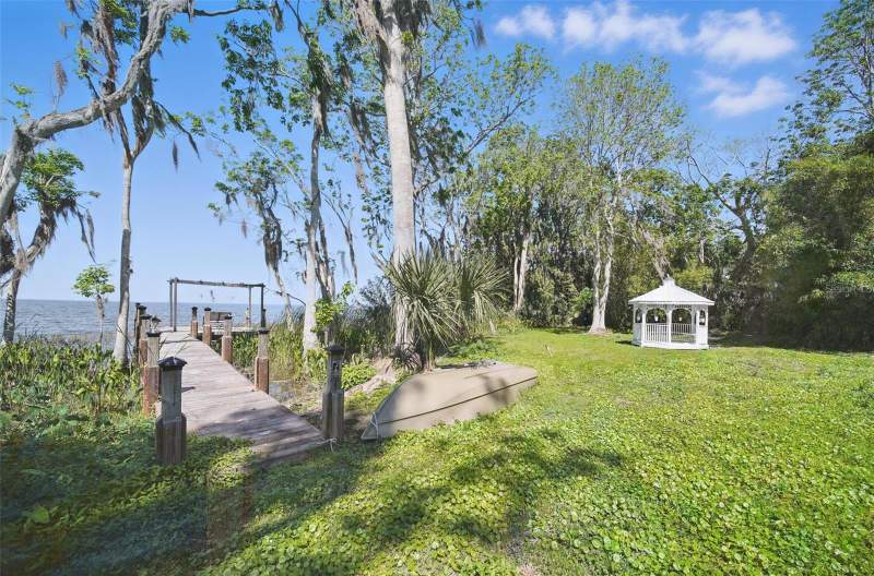 Valencia Shores