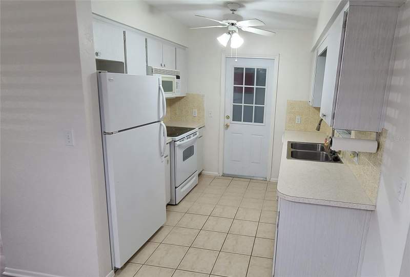 2 bedroom Single Family Residence at 9901 111th Lane, Hallmark Village, Seminole — photo 4