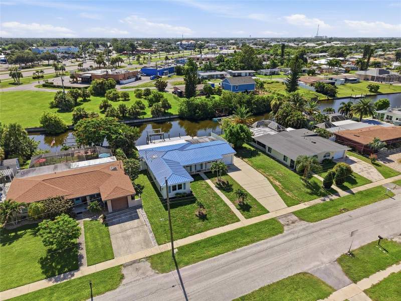 3 bedroom Single Family Residence at 181 Duxbury Avenue, Port Charlotte Sec 004, Port Charlotte — photo 2