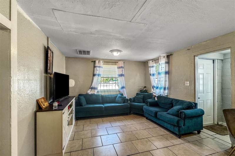 2 bedroom Single Family Residence at 8307 N Hillsborough Lane, Kathryn Park, Tampa — photo 2
