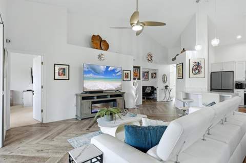 8945 Whitemarsh Avenue, Sarasota FL - photo 10 of 63