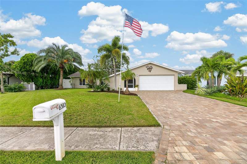 3 bedroom Single Family Residence at 6510 Solitaire Palm Way, Sabal Key Unit 2, Apollo Beach — photo 2