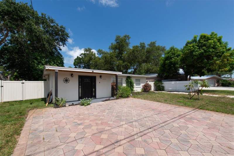 4 bedroom Single Family Residence at 12812 Lake Drive, Plantation Palms 8, Largo — photo 2