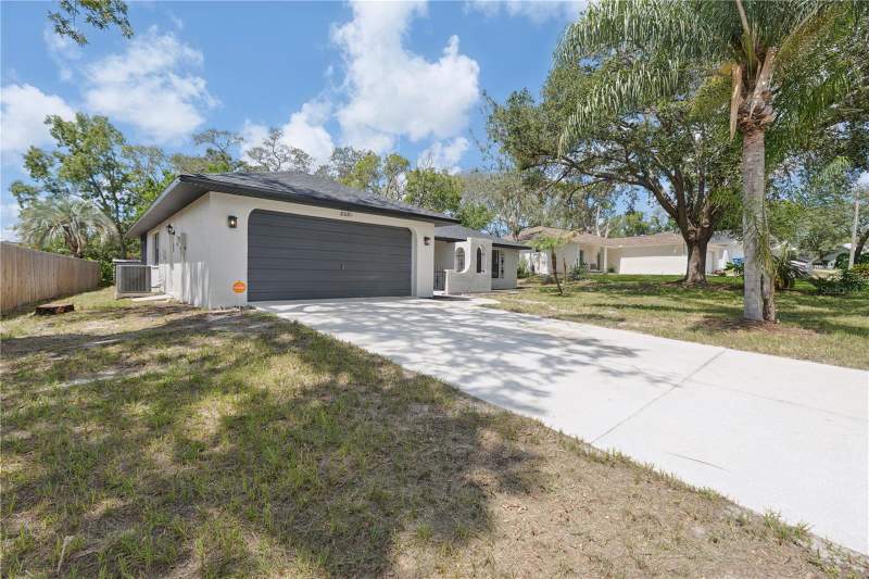 3 bedroom Single Family Residence at 8081 Wooden Drive, Forest Oaks, Spring Hill — photo 2