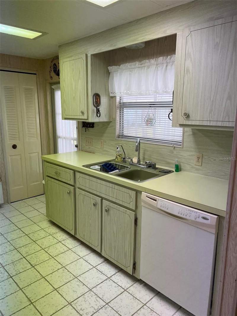 2 bedroom Mobile Home at 201 Royal Palm Circle, Palm Hill Mobile Home Park Unrec, Largo — photo 4