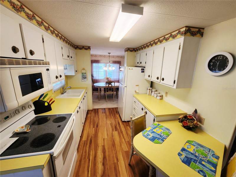 2 bedroom Mobile Home at 5408 Chateau Lane, Chateau Village Co-Op, Bradenton — photo 5
