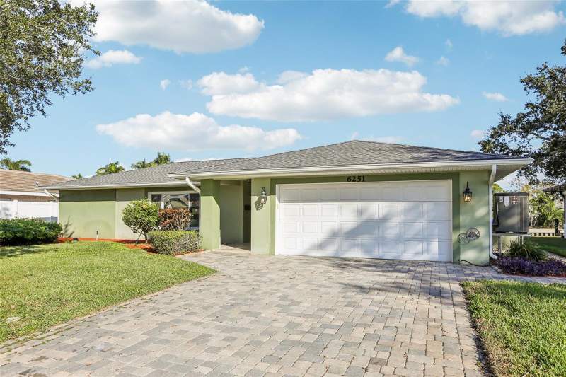 3 bedroom Single Family Residence at 6251 18th Street, Tanglewood Sub, St Petersburg — photo 2
