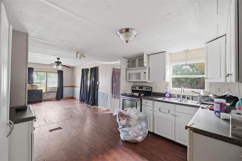 2 bedroom Mobile Home at 35012 Glosson Circle, Zephyrhills Colony Company, Zephyrhills — photo 5