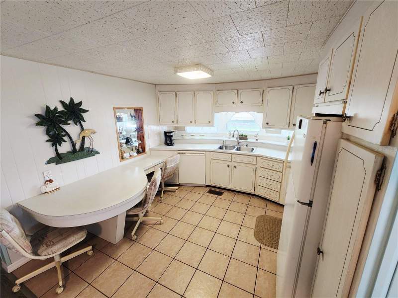 2 bedroom Mobile Home at 603 Cyprus Court, Chateau Village Co-Op, Bradenton — photo 5