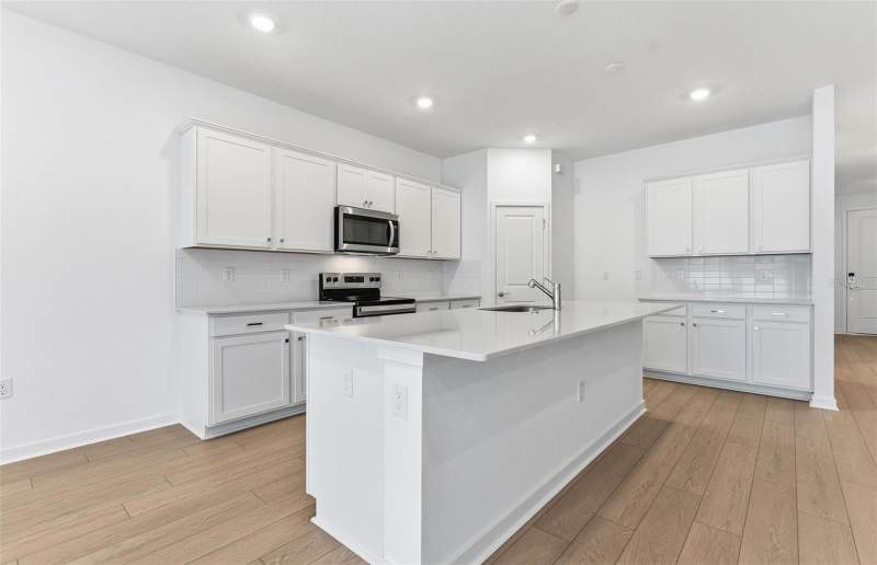 4 bedroom Single Family Residence at 6885 SW 90th Place, Pioneer Ranch Phase 1, Ocala — photo 3