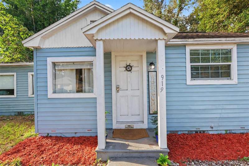 2 bedroom Single Family Residence at 919 E Bougainvillea Ave, Castle Heights Map, Tampa — photo 2