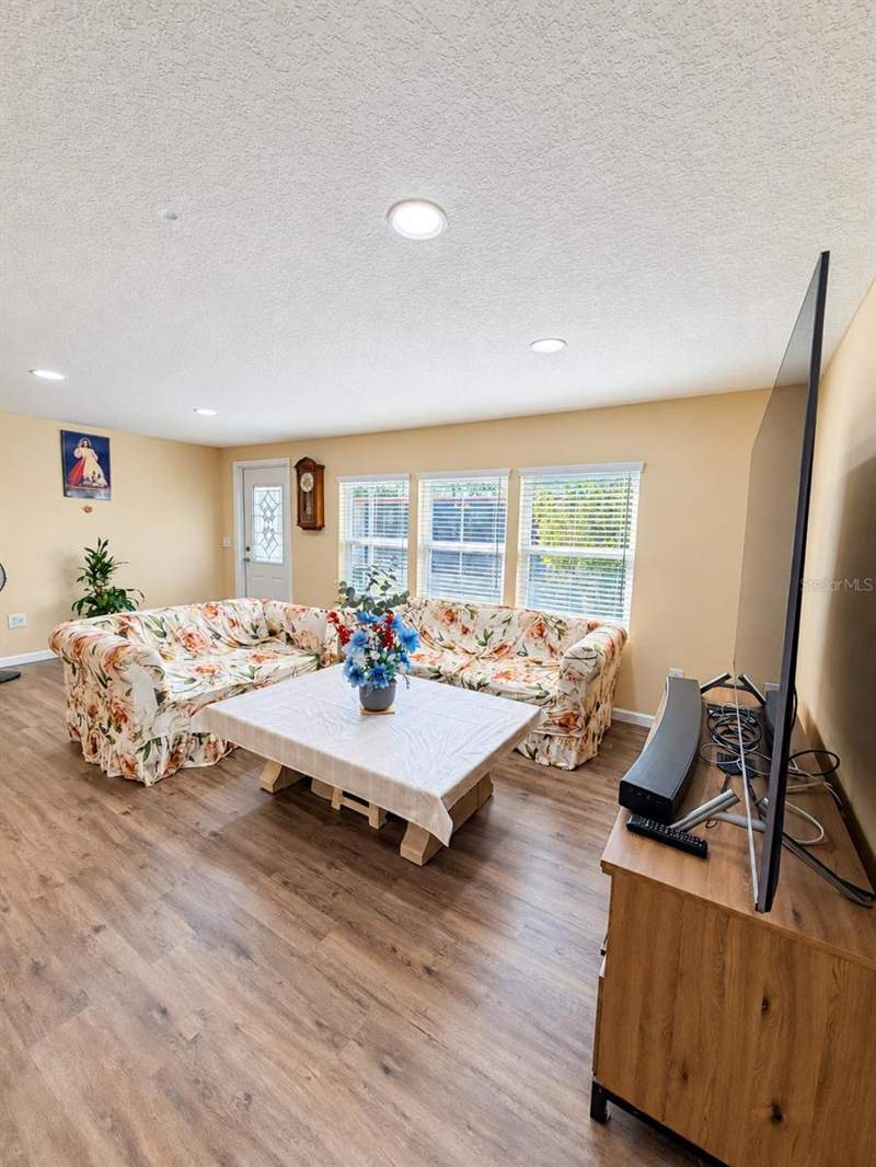 3 bedroom Mobile Home at 921 Faith Circle #35, Country Retreat Co-Op, Bradenton — photo 3