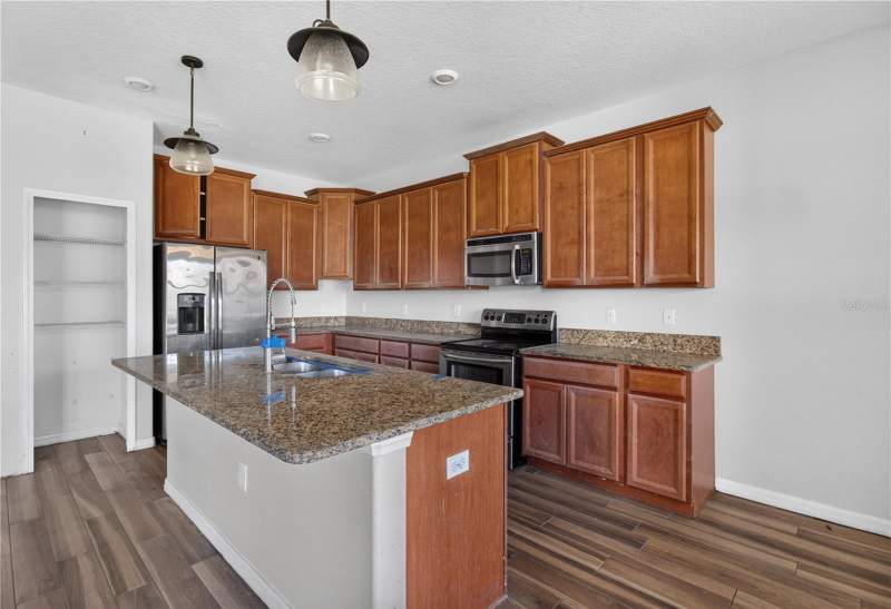 4 bedroom Single Family Residence at 10919 Rainbow Pyrite Drive, Highland Estates Ph 2A, Wimauma — photo 3