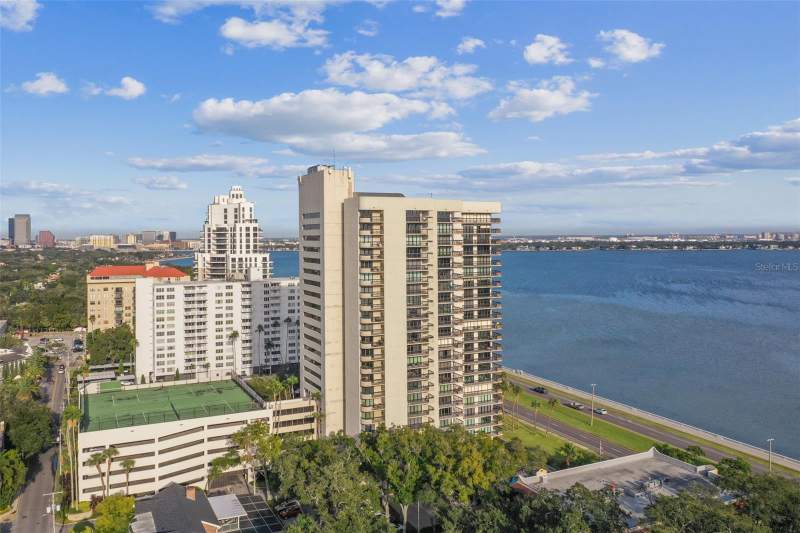 Atrium On The Bayshore
