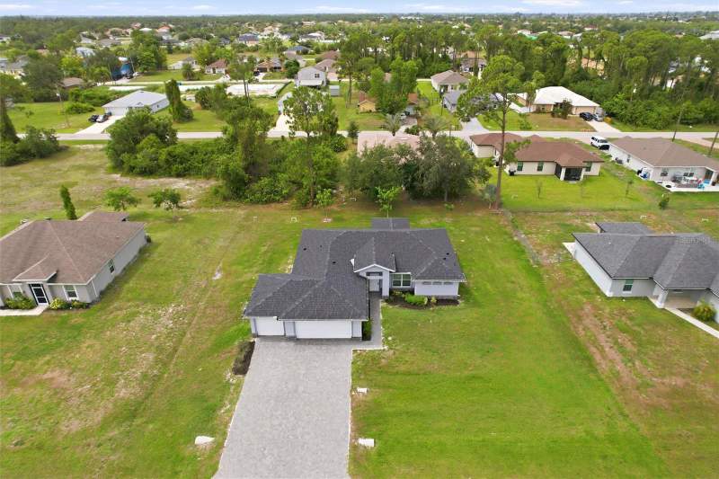 4 bedroom Single Family Residence at 1024 NE 33rd Lane, Cape Coral, Cape Coral — photo 2