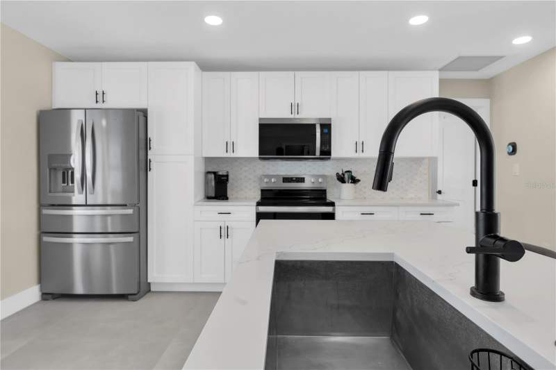 3 bedroom Single Family Residence at 24 MARINA TERRACE, PARADISE ISLAND 6TH ADD, TREASURE ISLAND — photo 4