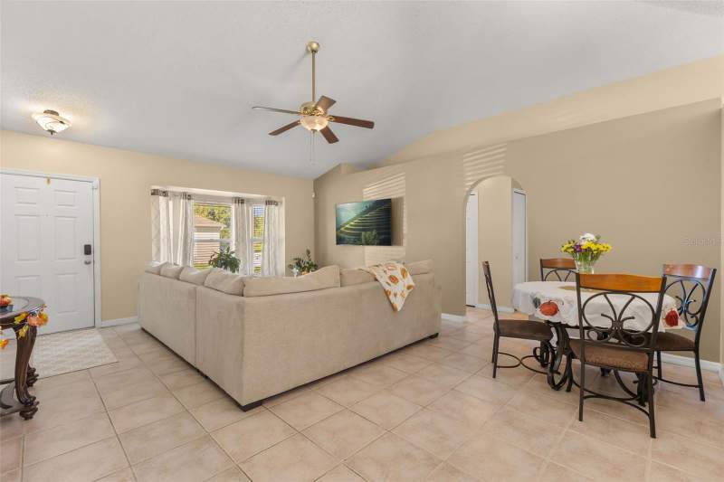 3 bedroom Single Family Residence at 374 Colonade Court, Poinciana Village 1 Nbhd 1 North, Kissimmee — photo 3
