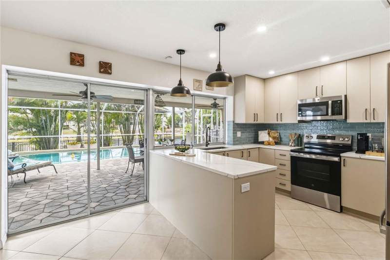 3 bedroom Single Family Residence at 1004 Spindle Palm Way, Apollo Beach Unit 08 A Resubdivision Of Lots 1-13, Apollo Beach — photo 5