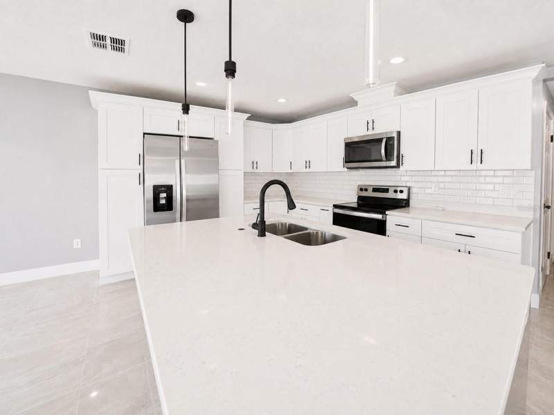 3 bedroom Single Family Residence at 3704 Smith Tree Street, Grant Park Add Blocks 36-, Tampa — photo 5