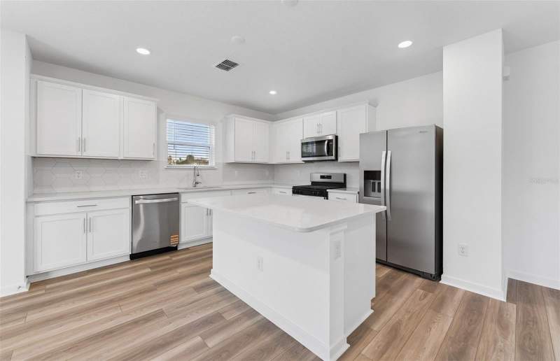 5 bedroom Single Family Residence at 9740 Crescent Moon Drive, Spencer Glen South, Riverview — photo 4