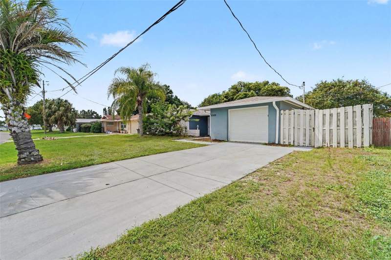 10525 OLEANDER DRIVE home for sale in Jasmine Lakes