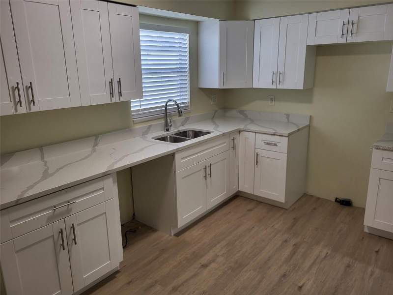 4 bedroom Single Family Residence at 5563 58th Street, Oak View Manor, Kenneth City — photo 2